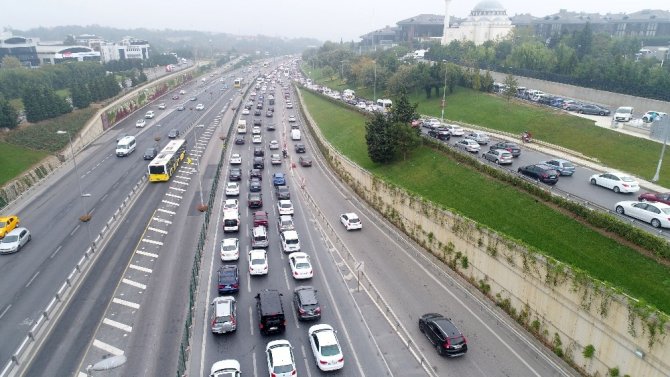 Altunizade’de oluşan trafik yoğunluğu havadan görüntülendi