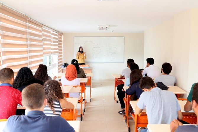 Büyükşehir Belediyesi, ücretsiz kurslarla gençleri üniversiteye hazırlıyor