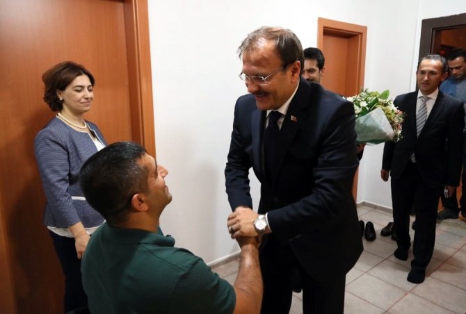 Başbakan Yardımcısı Çavuşoğlu kahraman komutanı evinde ziyaret etti
