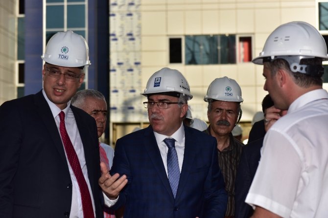 TOKİ Başkanı Ergün, Seyrantepe ve Sultanbeyli hastane inşaatlarını ziyaret etti