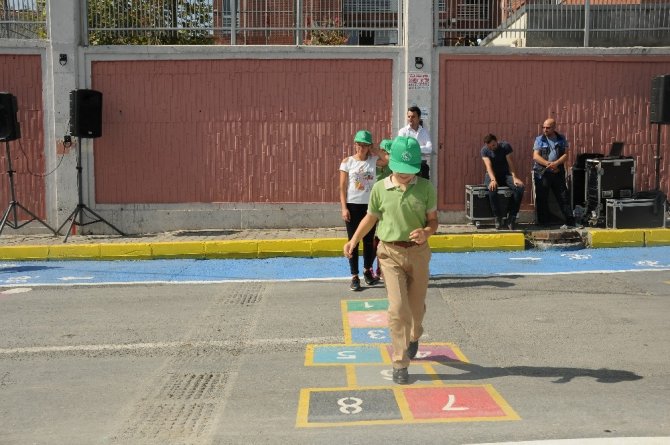 Gaziosmanpaşa’da çocuklar sanal oyunları bırakıp oyun sokağına koştu