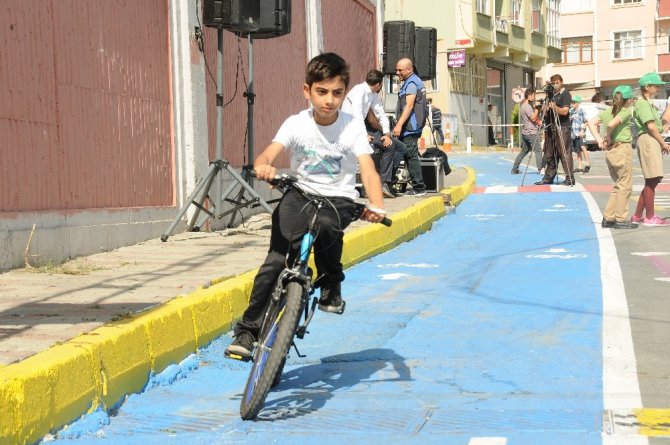 Gaziosmanpaşa’da çocuklar sanal oyunları bırakıp oyun sokağına koştu