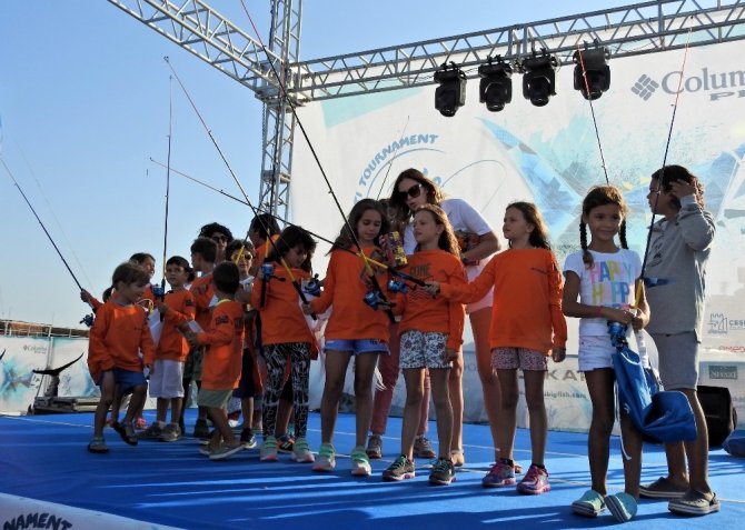 Alaçatı’da 3 balık yakalandı, yarım ton denize bırakıldı