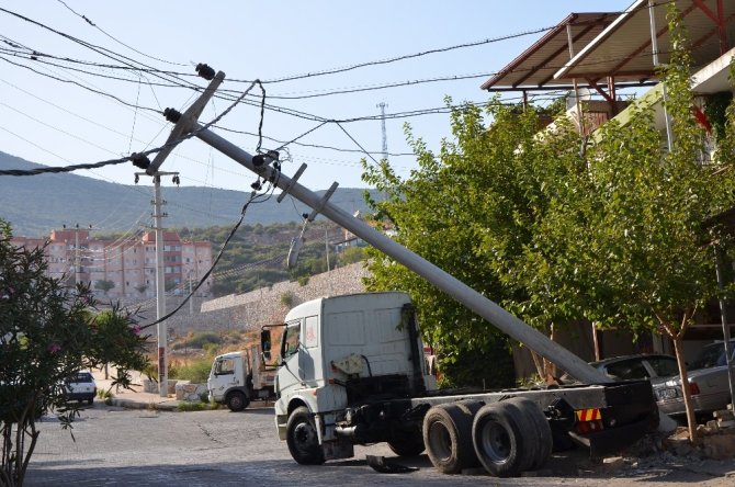 Milas’ta freni patlayan kamyon elektrik direğini yıktı
