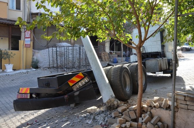 Milas’ta freni patlayan kamyon elektrik direğini yıktı