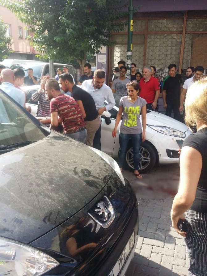 Zeytinburnu’nda onlarca kişinin önünde Suriyeli şahıs bacanağını bıçakladı