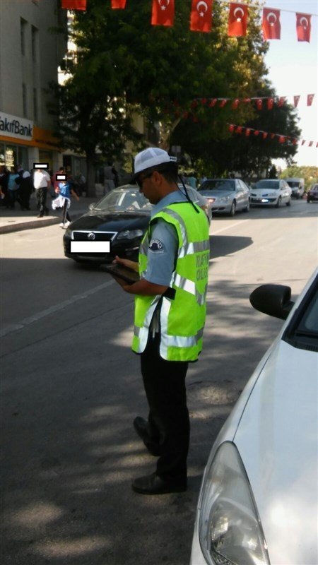 Aksaray’da yaya geçidine park eden polis aracına ceza yazıldı