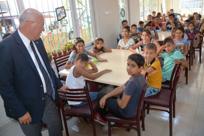 Eşkinat, Aydoğdu Sosyal Etkinlik Merkezinde öğrencilere okul malzemesi hediye etti