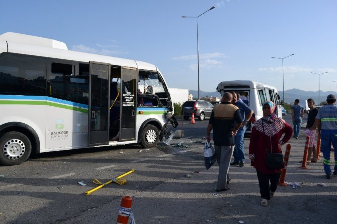 Balıkesir’de minibüsler çarpıştı: 11’i öğrenci 21 kişi yaralı