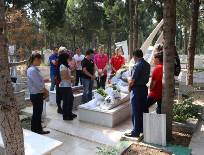 Kadın basketbolcular Özgecan’ın mezarını ziyaret etti