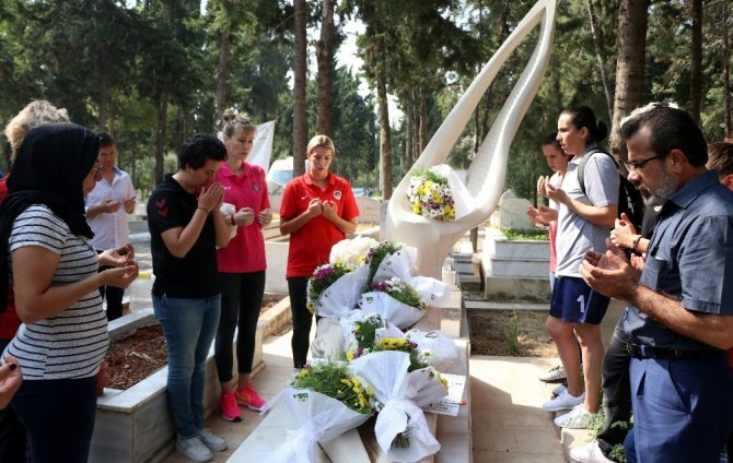 Kadın basketbolcular Özgecan’ın mezarını ziyaret etti