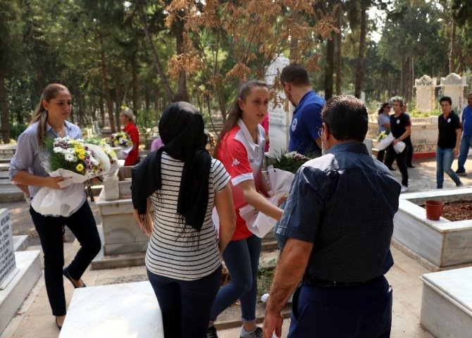Kadın basketbolcular Özgecan’ın mezarını ziyaret etti