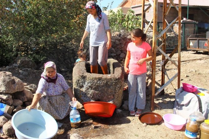 80 yıllık el yapımı taş havuzda ayakları ile ezip üzüm şırası üretiyorlar