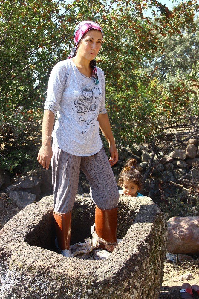 80 yıllık el yapımı taş havuzda ayakları ile ezip üzüm şırası üretiyorlar