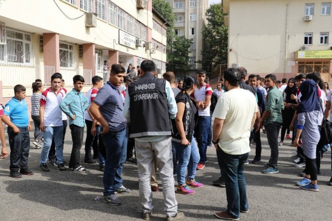 Diyarbakır’da okul çevrelerinde geniş güvenlik önlemleri