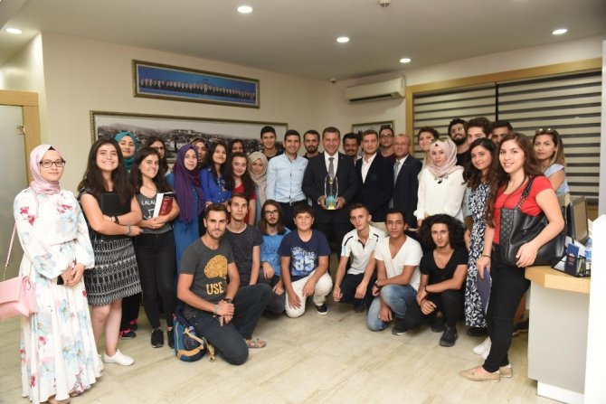 Başkan Yılmaz, Cumhurbaşkanı Erdoğan’dan aldığı ödülü gençlerle paylaştı