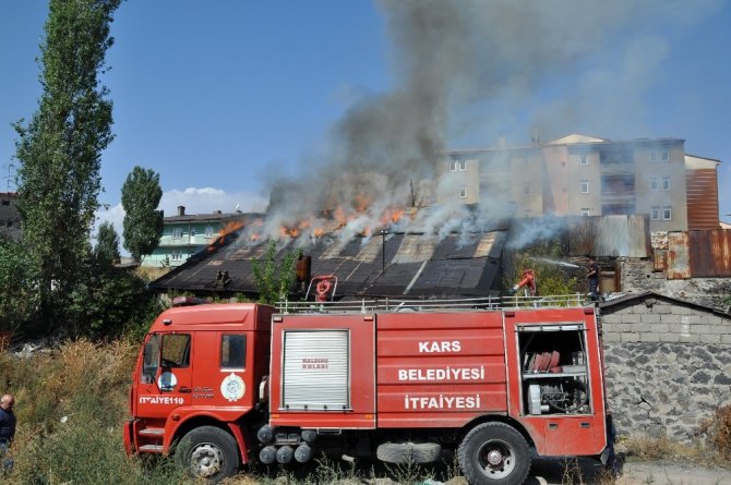 Kars’ta metruk bina alev alev yandı