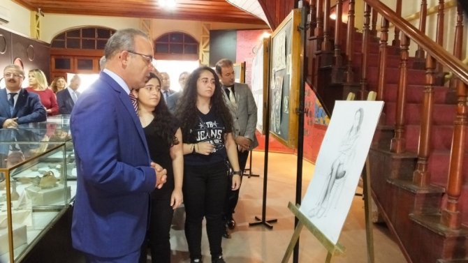 Burhaniye’de iki kız kardeş resim sergisi açtı