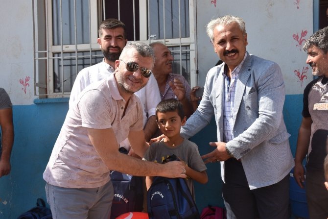 Narinceliler Derneğinden bin öğrenciye kırtasiye yardımı