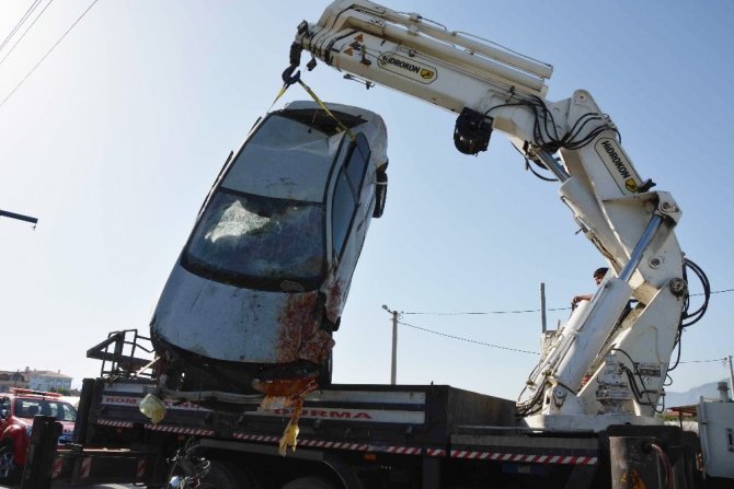 Kontrolden çıkan otomobil motosiklet ve kaldırımdaki öğrenciye çarparak markete girdi