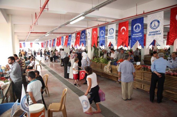 Köy pazarına vatandaşlardan yoğun ilgi