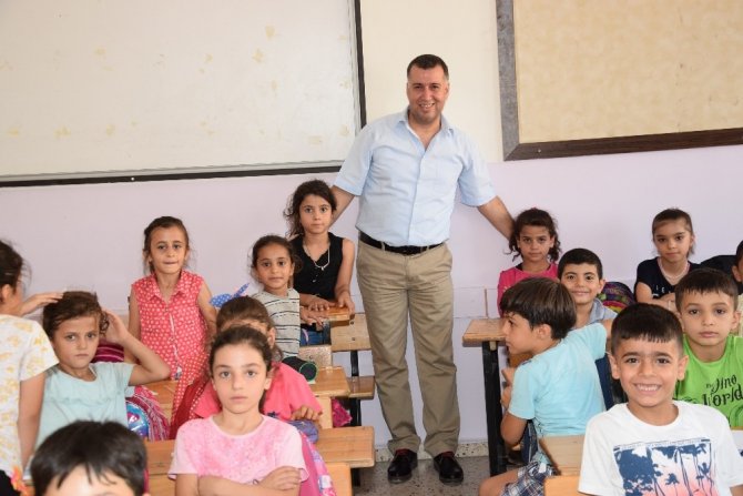 Suriyeli çocuklar Türk arkadaşlarıyla birlikte eğitim görüyor