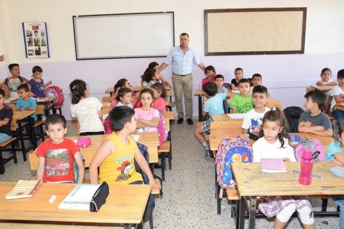 Suriyeli çocuklar Türk arkadaşlarıyla birlikte eğitim görüyor