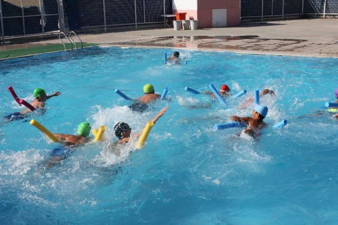 Yüzmeyi Turgutlu Belediyesi’yle öğrendiler