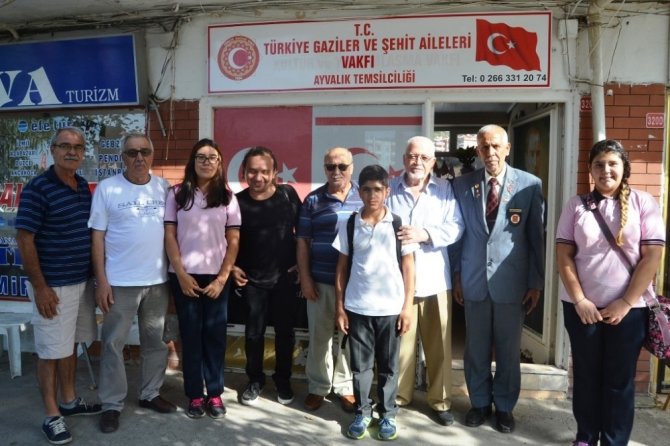 Ayvalık’ta Mehmet Akif Ersoy Ortaokulu 8. Sınıf öğrencilerinden gazilere anlamlı ziyaret