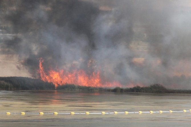 Mogan Gölü’nde sazlık alan yangını devam ediyor