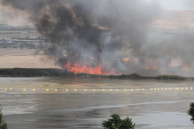 Mogan Gölü’nde sazlık alan yangını devam ediyor