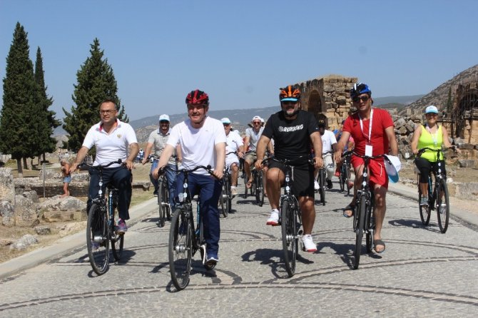 52 ülkeden 300’e yakın katılımcı antik kentte bisiklet turuna katıldı