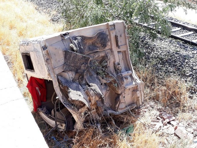 Freni patlayan kamyon trene çarptı: 1 yaralı