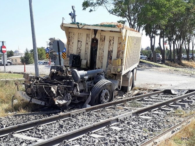 Freni patlayan kamyon trene çarptı: 1 yaralı