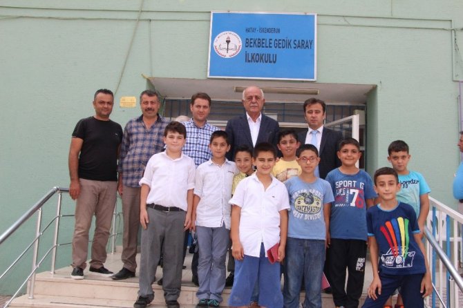 Başkan Seyfi Dingil’den öğrencilere kırtasiye desteği