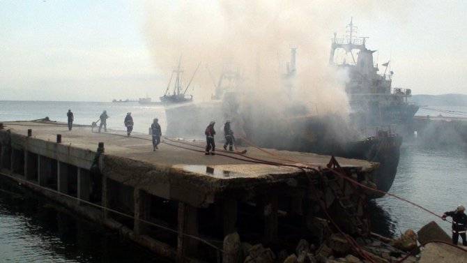 Kartal sahilinde demirli icralık gemide yangın
