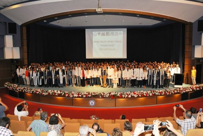 ADÜ’nün 2023 mezunu genç hekimleri önlüklerini giydi