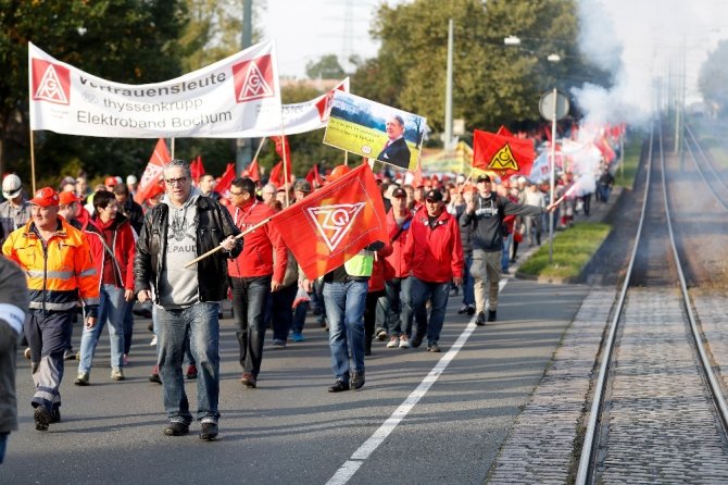 Alman çelik işçileri birleşme kararını protesto için yürüdü
