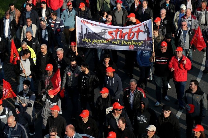 Alman çelik işçileri birleşme kararını protesto için yürüdü