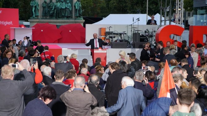 Alman başbakan adayı Schulz mitingde konuştu