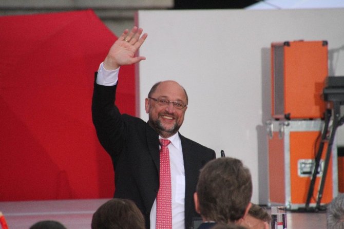 Alman başbakan adayı Schulz mitingde konuştu