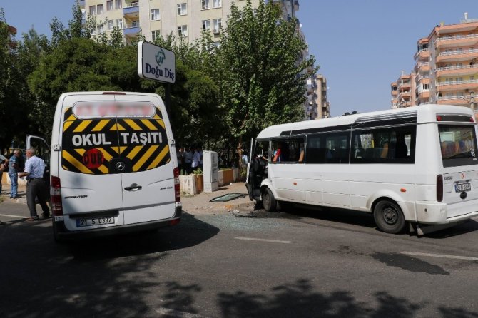 Okul servisi ile yolcu minibüsü çarpıştı: 3’ü öğrenci 7 yaralı