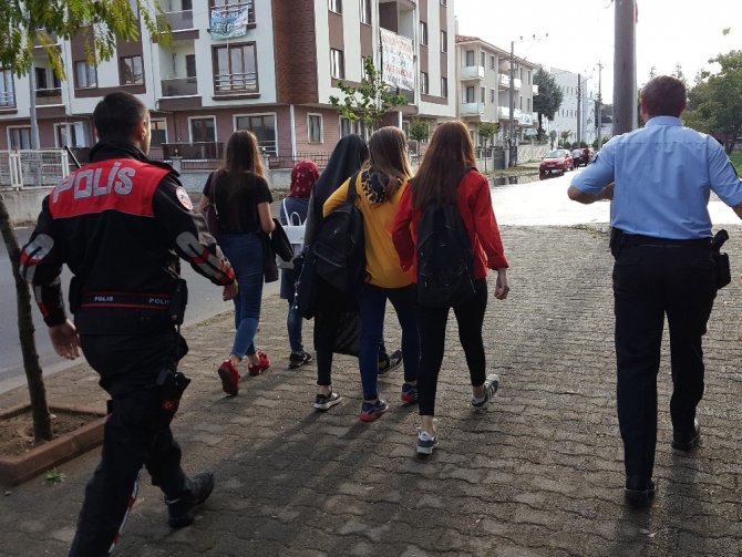 Polis, okuldan kaçan öğrencileri okullarına teslim etti