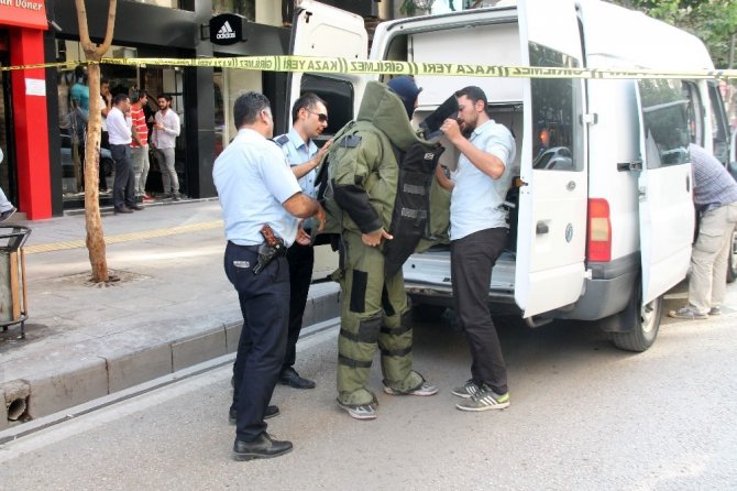 Kabloyu gören polisi aradı, çöpteki paket fünye ile patlatıldı