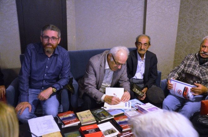 Yazar Zeki Sarıhan kitaplarını imzaladı