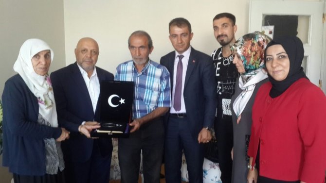 Hak-İş Konfederasyonu Genel Başkanı Arslan, şehit ailelerini ziyaret etti