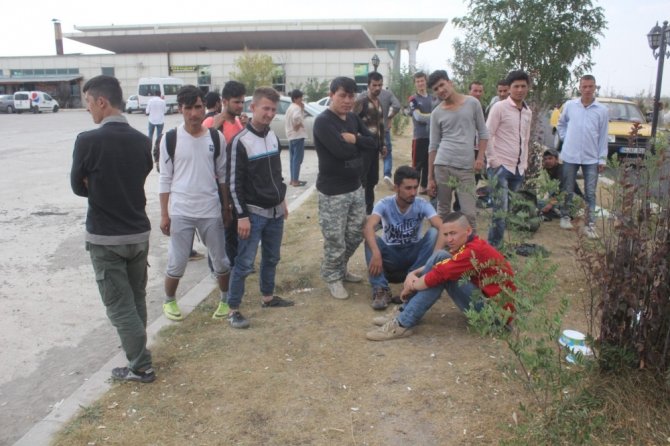 Taliban’ın zulmünden kaçan 300 göçmen Türkiye’ye geldi