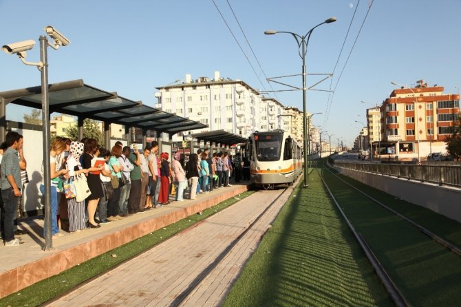 Tramvay duraklarının birleştirilmesi yolcu kapasitesini arttırdı