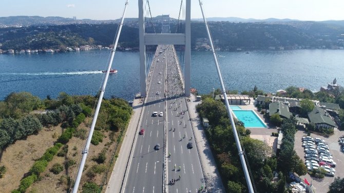 Binlerce bisikletlinin köprüden geçişi havadan görüntülendi