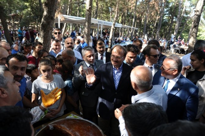 Başbakan Yardımcısı Çavuşoğlu: “Birileri varsın çıldırsın”